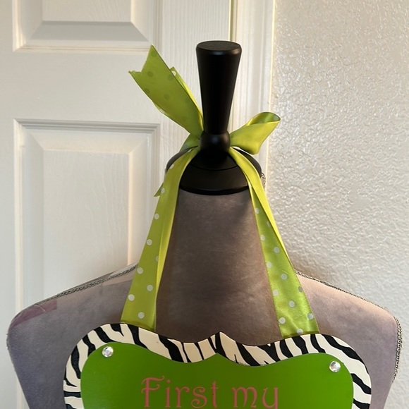 Home goods Home Decor. Hanging wall decor Kelly Green W bow& logo message. - Picture 4 of 5